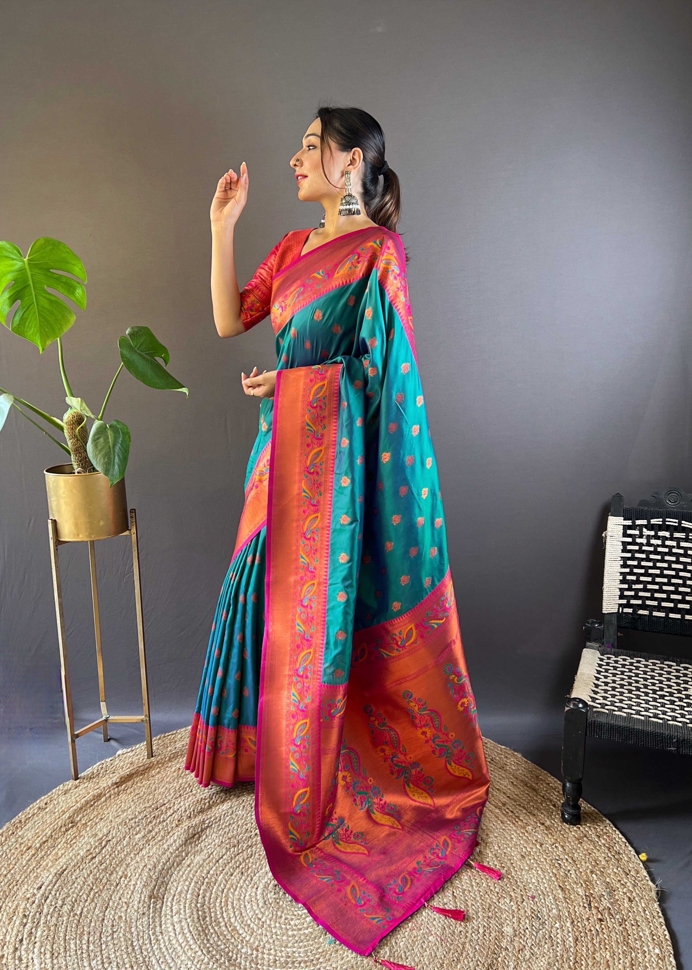 Women Grnpink Design Silk Paithani Saree